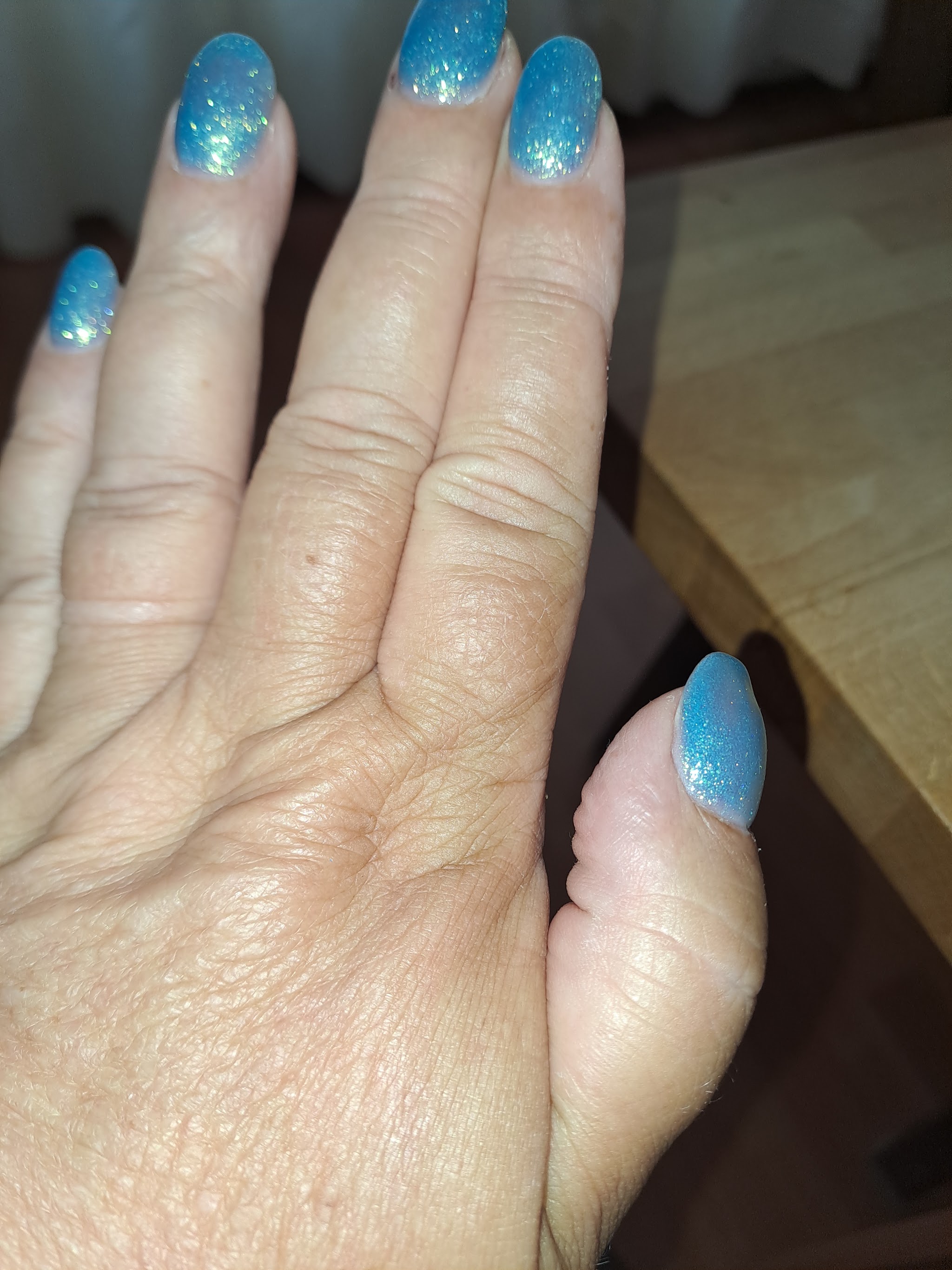 Blauwe glitternagels, gefotografeerd door Lianne van den Heuvel