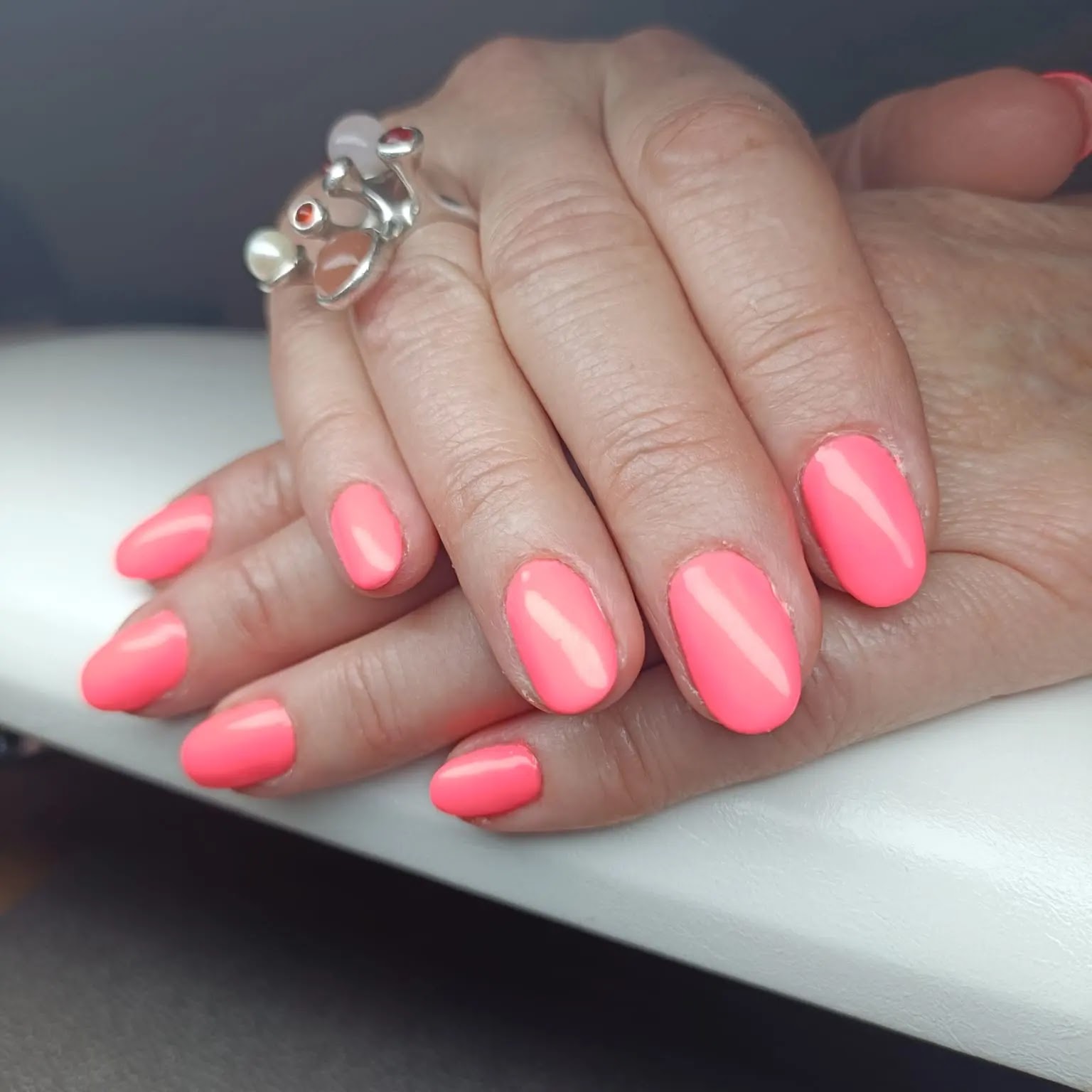 Koraalroze manicure met een glanzende afwerking