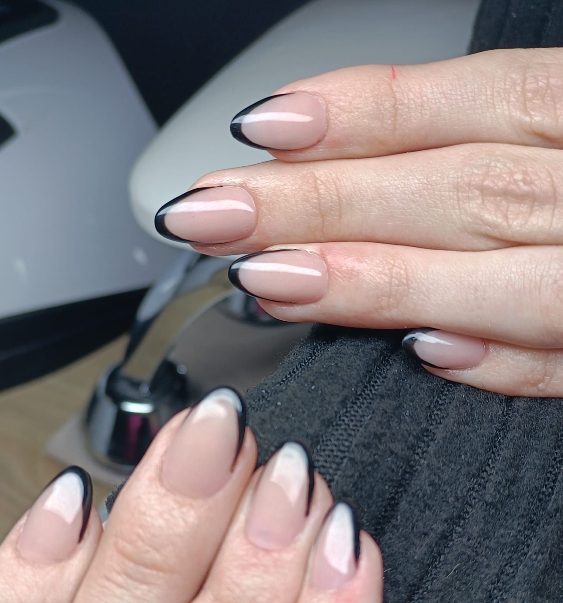 Nude manicure met fijne zwarte French-randjes