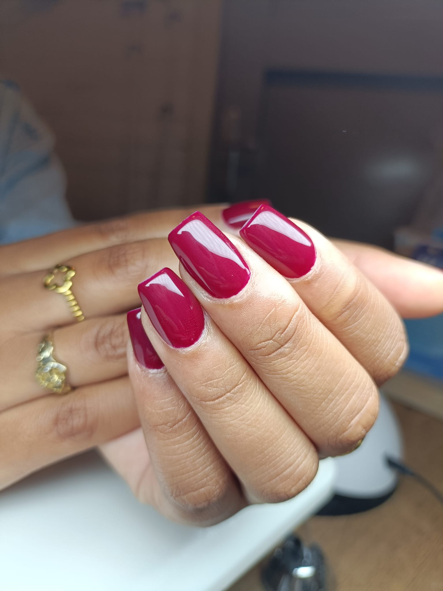 Glanzende bordeauxrode manicure met een licht accent