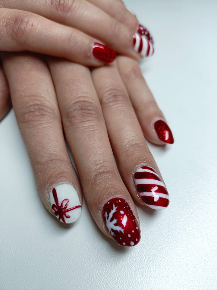 Rood-witte nagelversiering met strikjes en winterse details