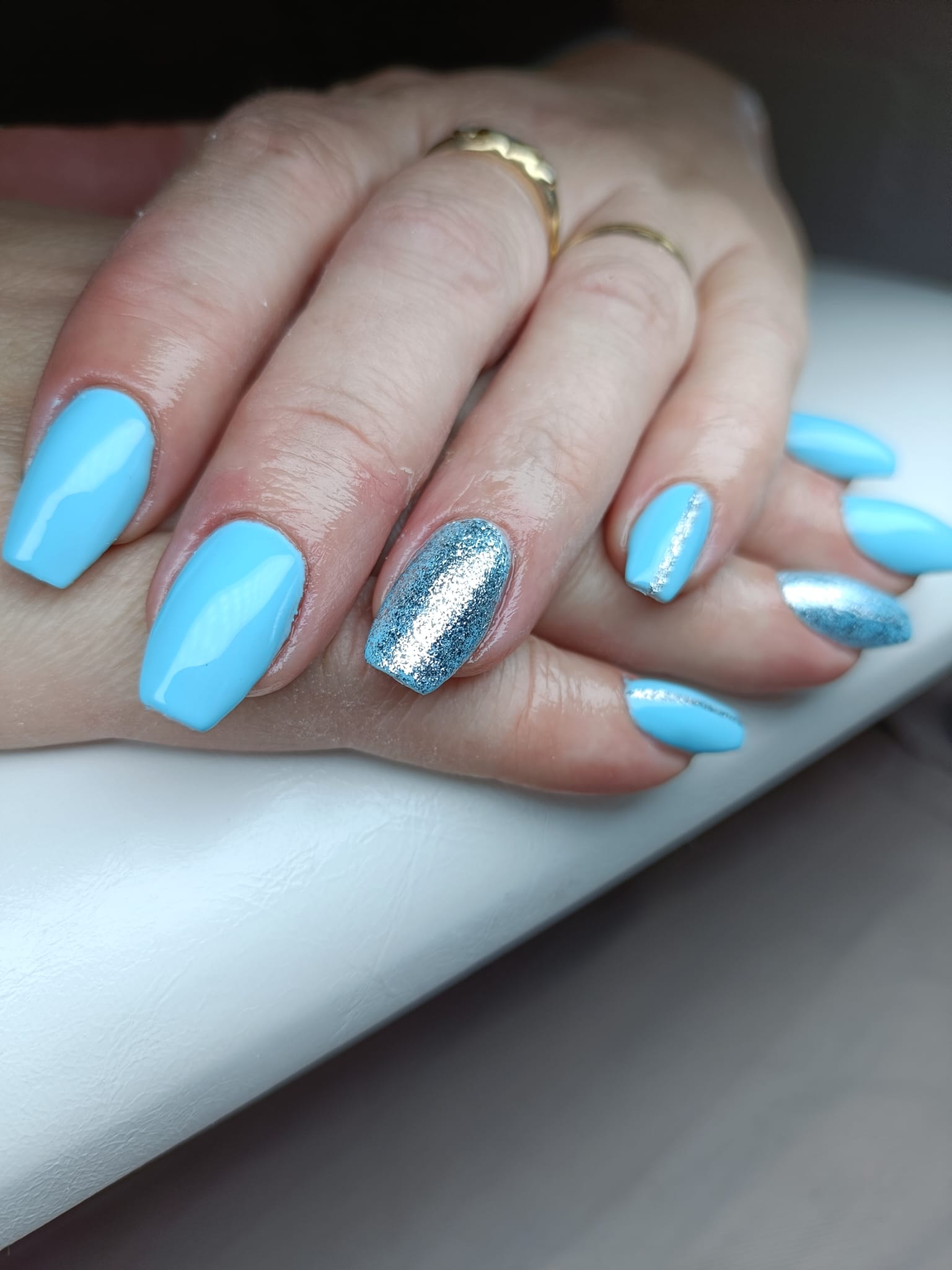 Lichtblauwe manicure met een zilverkleurig glitteraccent