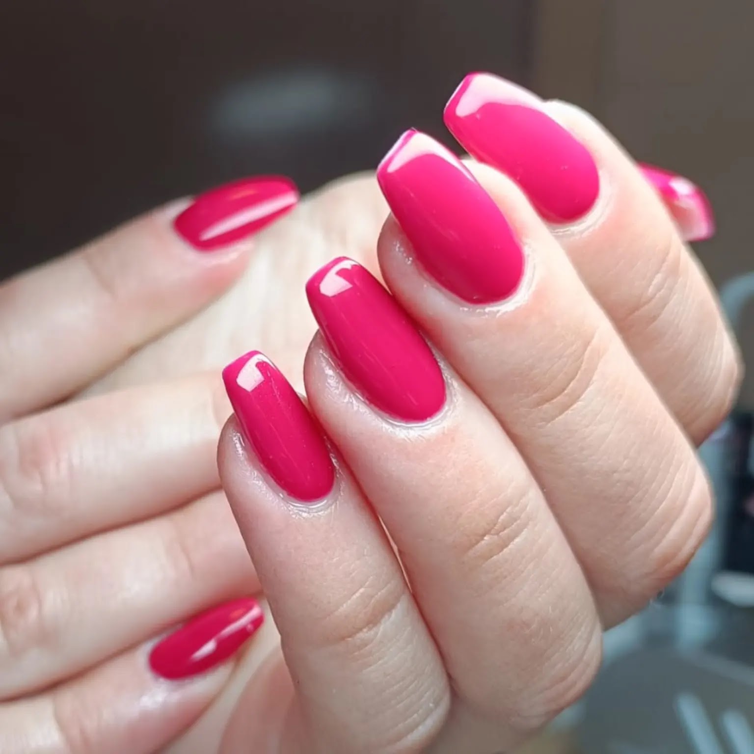 Felroze nagels met een strakke glanzende afwerking